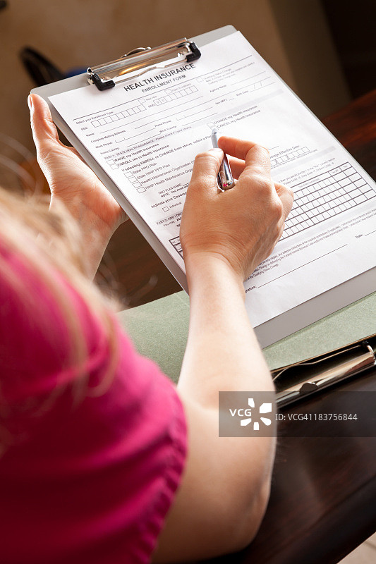 护士指向医疗健康保险单图片素材