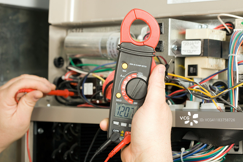 修理工检查地热暖通空调系统的电压图片素材