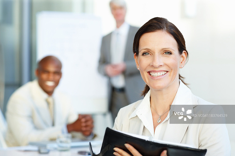 拿着日历的快乐女商人图片素材