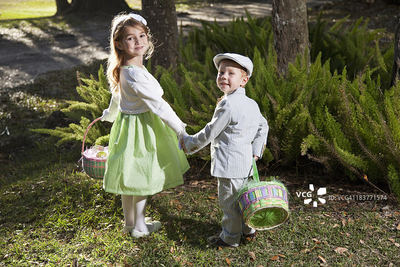 孩子们参加复活节彩蛋狩猎活动图片素材