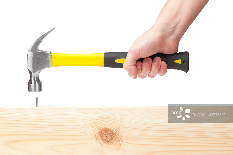 手持锤子在木头上钉钉子图片素材