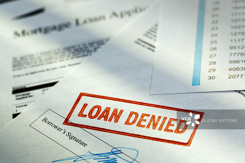 带有“贷款拒绝”红色橡胶印章的抵押贷款申请借款人文件图片素材