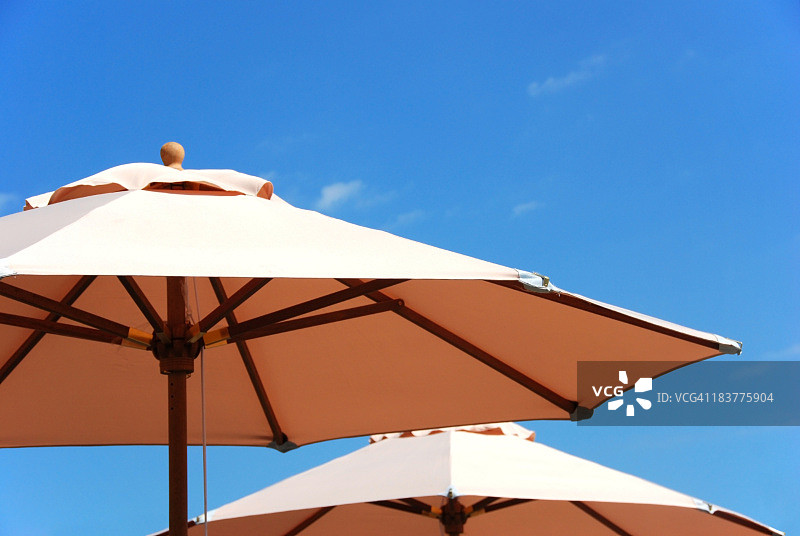 遮阳伞与蓝天图片素材