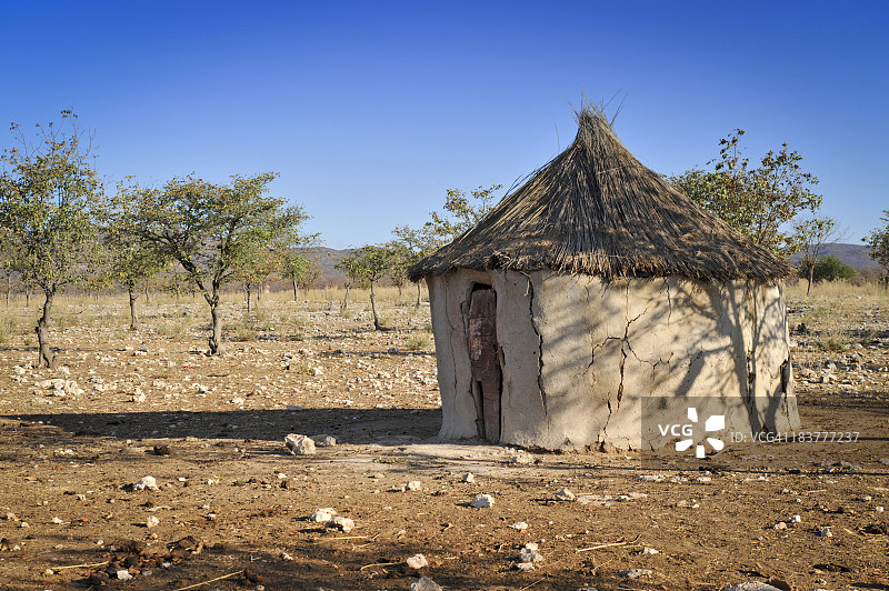 草原上泥土稻草非洲小屋图片素材