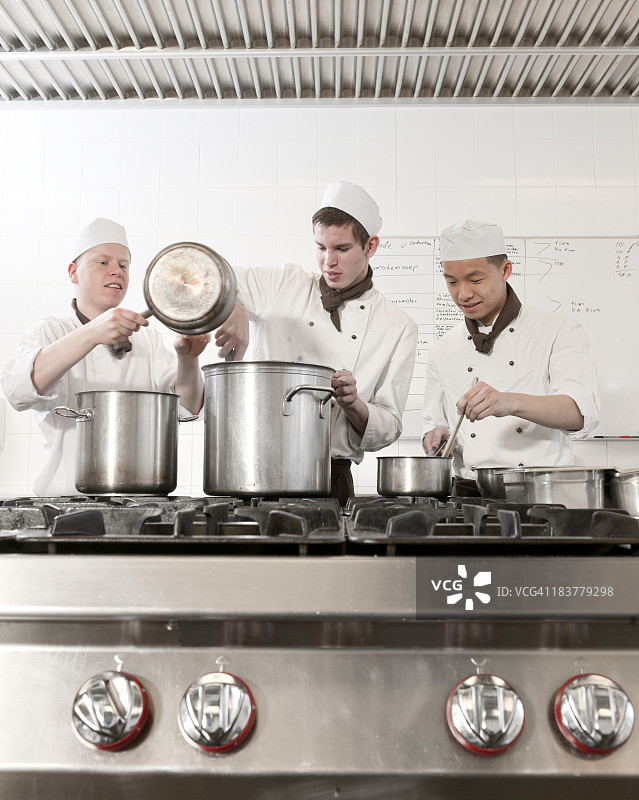 厨师学员准备番茄汤图片素材