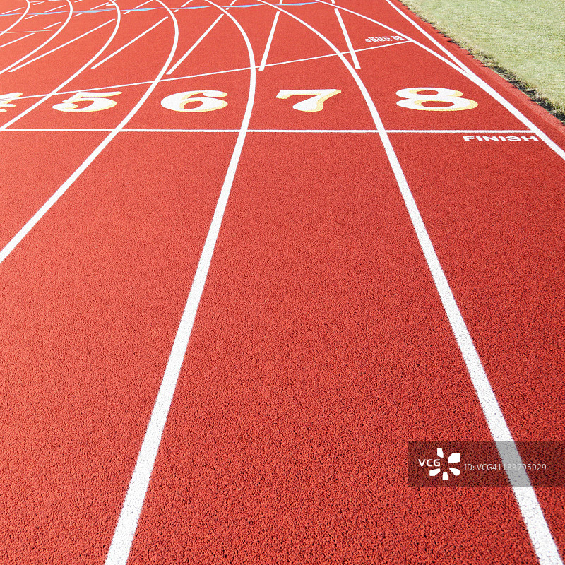 红色塑胶跑道终点线图片素材