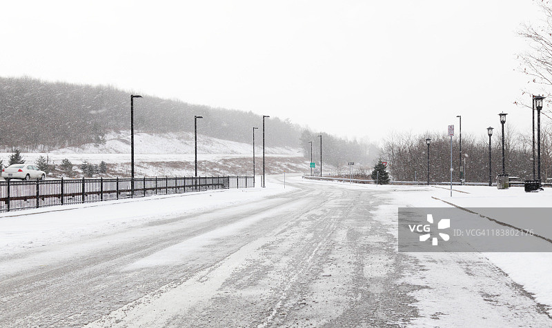 冬季暴风雪高速公路休息站图片素材