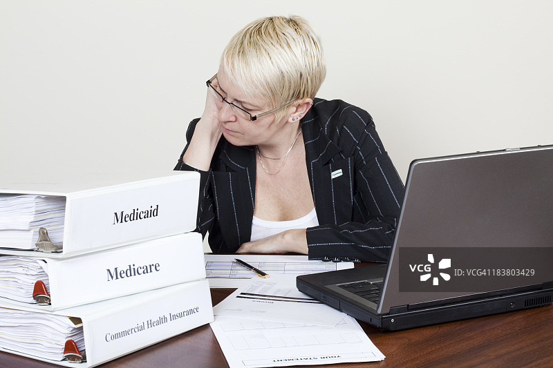 女人处理医疗理赔图片素材