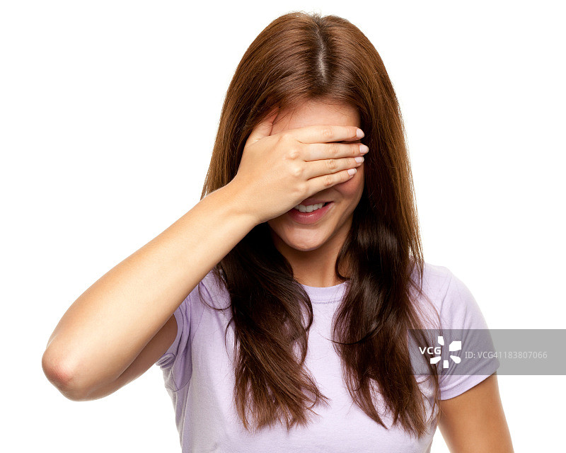 棕发女子用手遮住眼睛图片素材