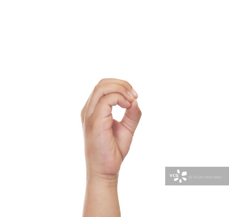 儿童使用美国手语字母O图片素材