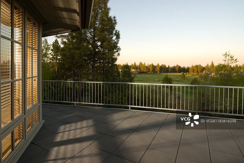 日落时分的漂亮观景甲板图片素材