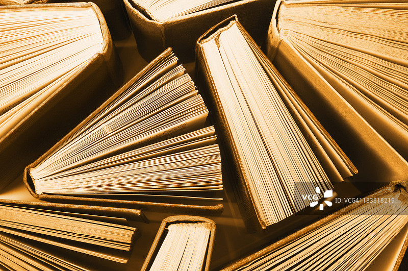 顶部略微展开的旧复古书籍图片素材