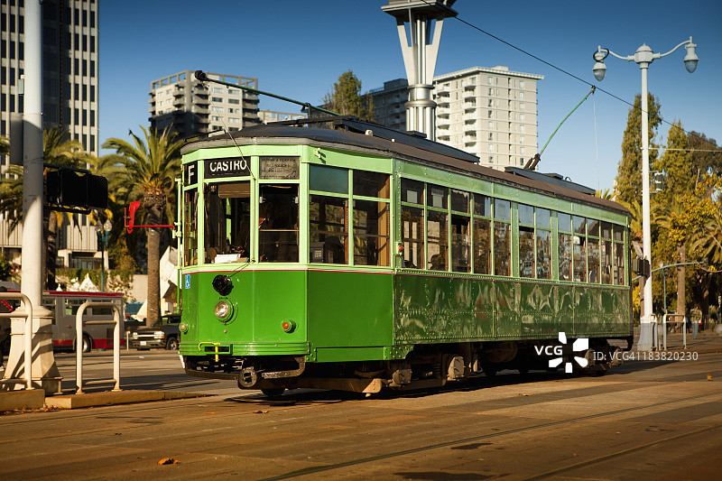 轨道上的有轨电车交通图片素材