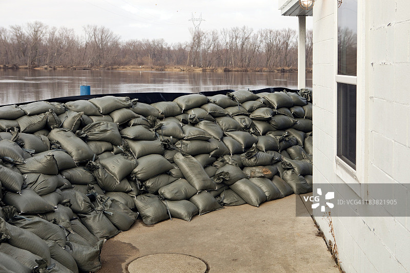 为应对大型河流洪水准备的沙袋墙图片素材