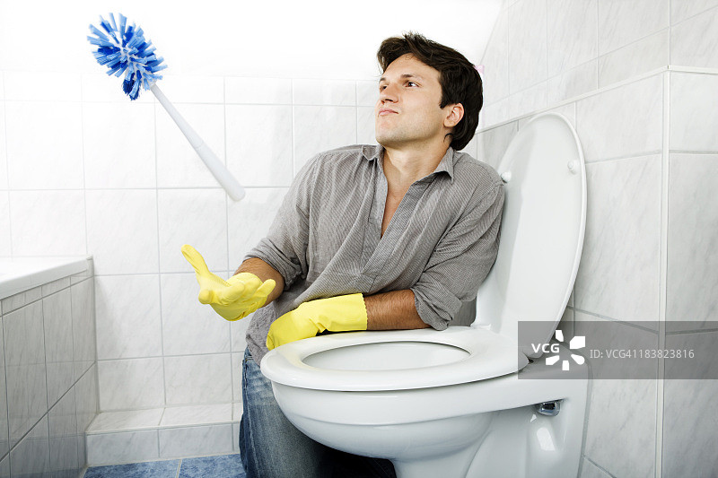 在浴室清洁的年轻男人图片素材