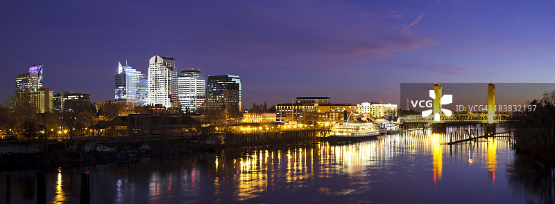 黄昏时分的萨克拉门托市中心天际线图片素材