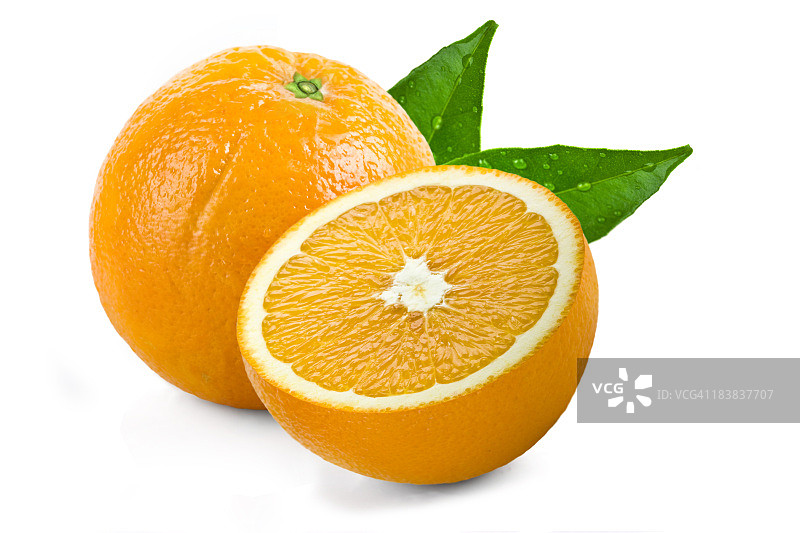 一个完整的橘子和半个带绿叶的橘子切片图片素材