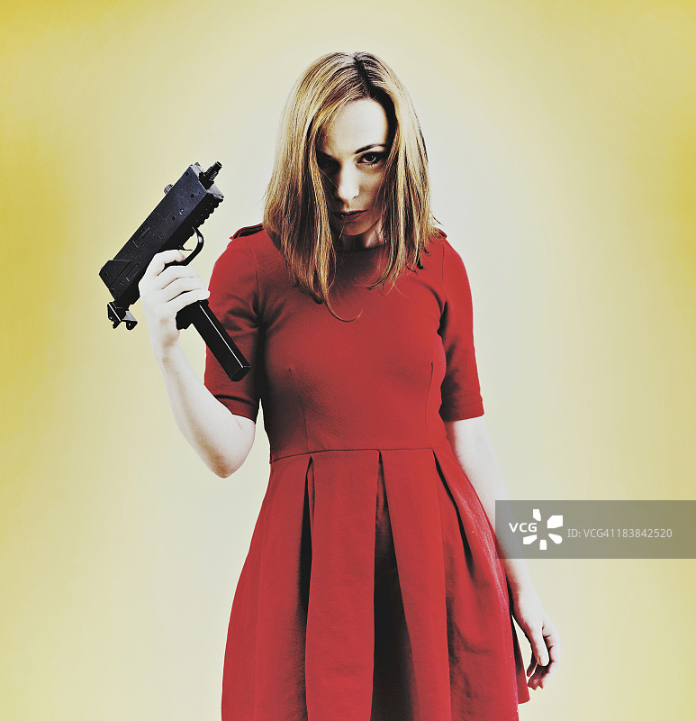 持机枪的女子肖像图片素材
