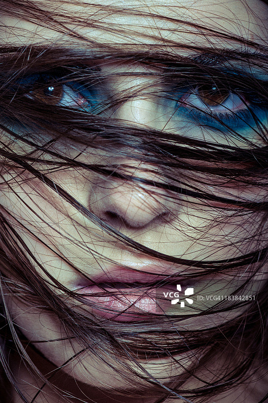 年轻女子肖像，头发遮面图片素材