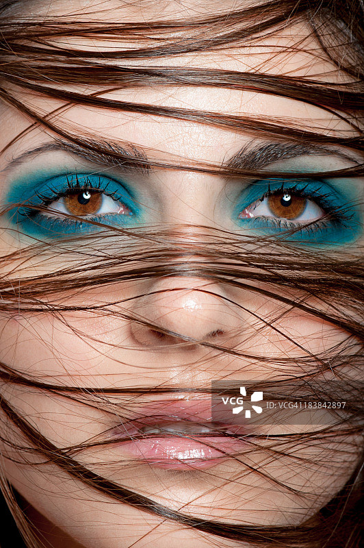 年轻女子肖像，头发遮面图片素材