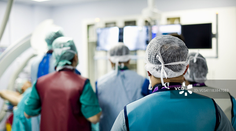 医生观察血管成形术图片素材