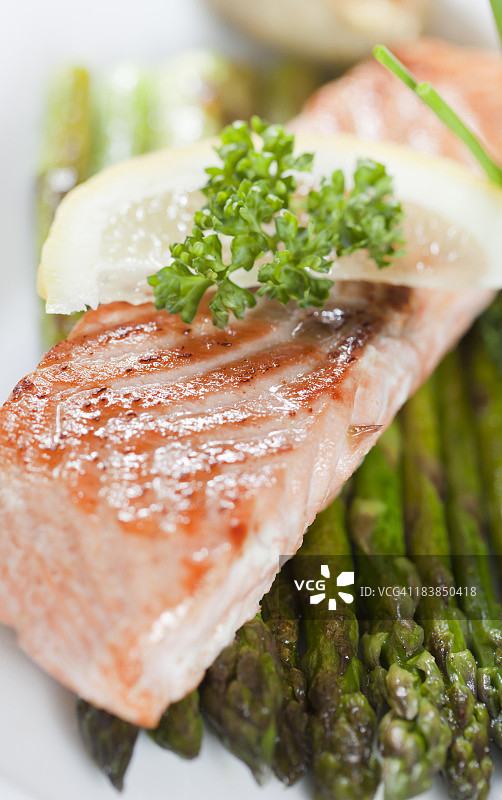 烤三文鱼配蔬菜图片素材
