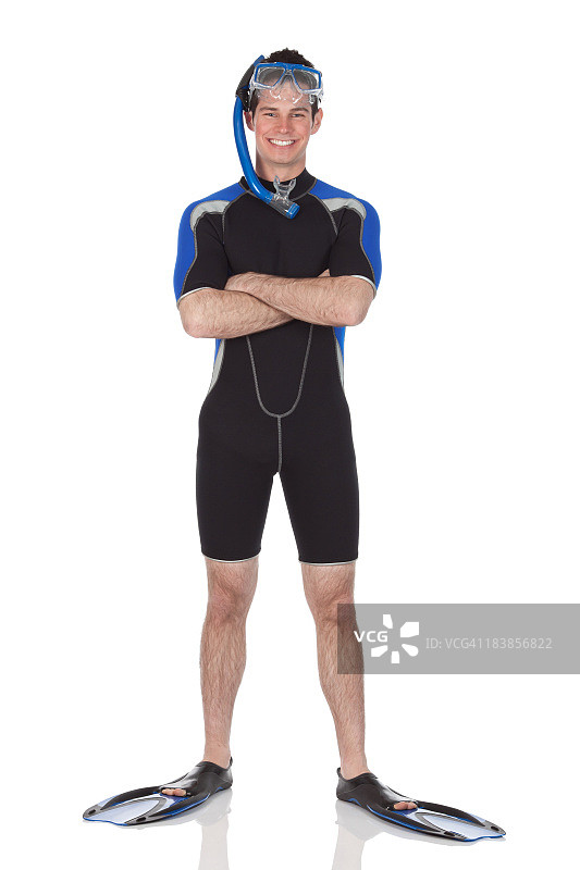 身穿潜水装备，双臂交叉站立的男人图片素材