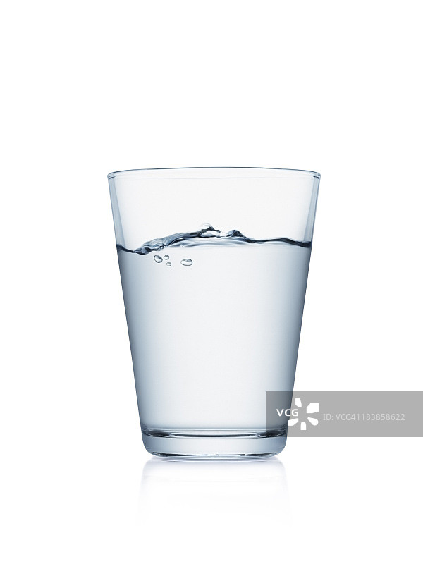白色背景下的一杯水图片素材