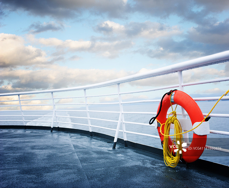 甲板上的救生圈图片素材