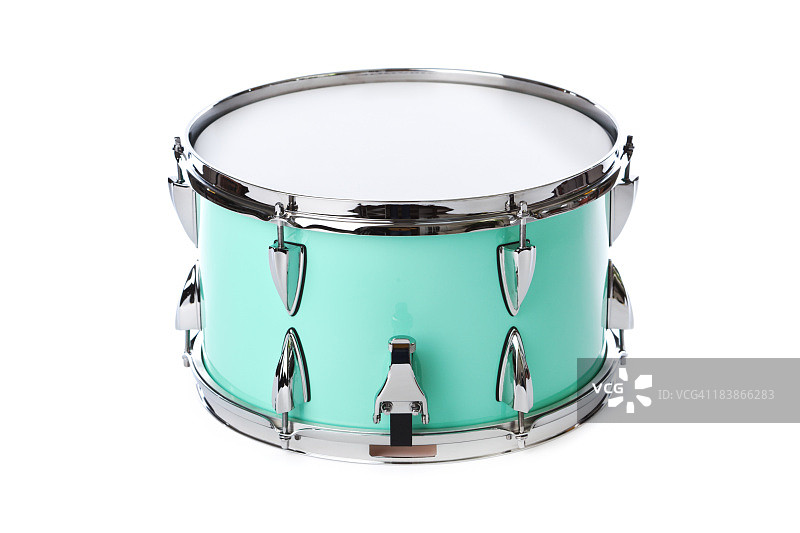 白色背景上隔离的绿色镀铬小军鼓打击乐器图片素材