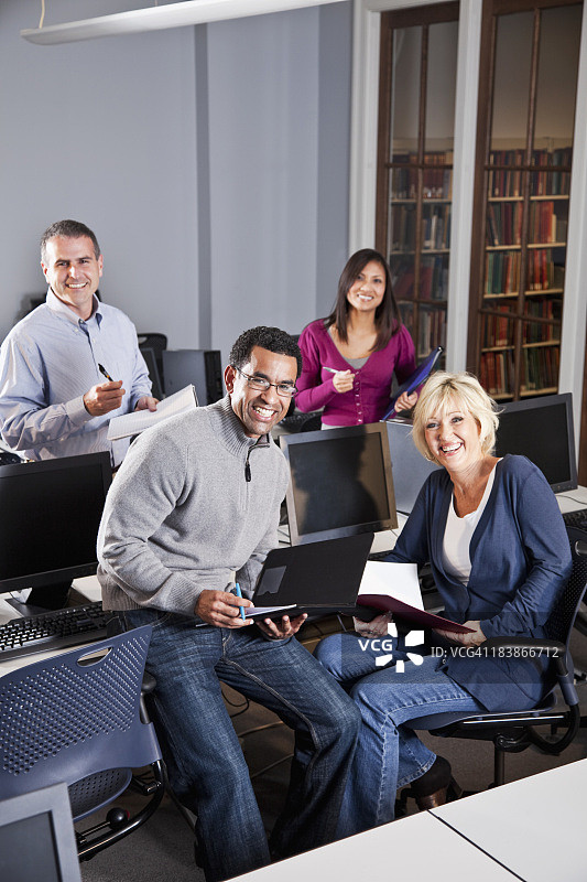 在电脑实验室工作多民族成年人群体图片素材