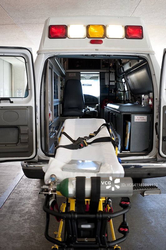 配备病人运输担架的救护车尾部图片素材