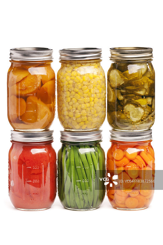 罐头食品：玻璃罐装的腌制蔬菜图片素材