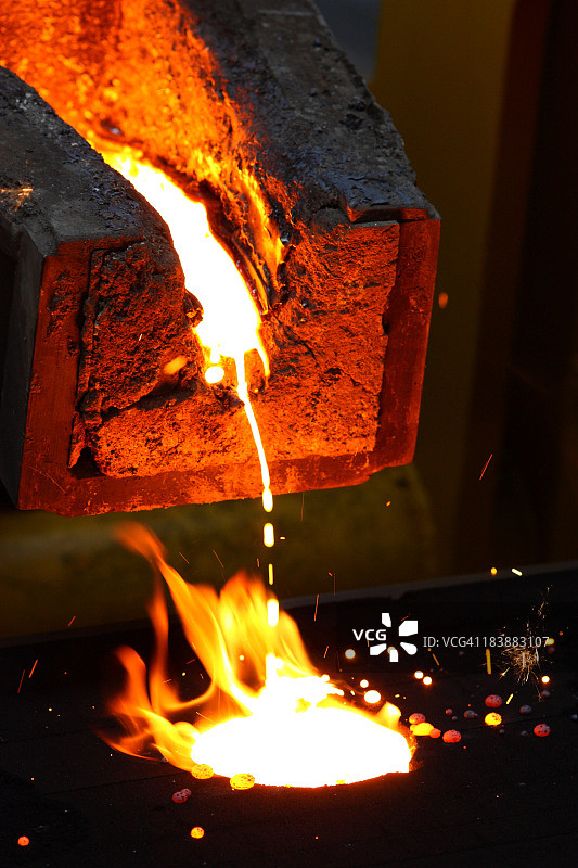 铸造厂中的熔融金属工业管道图片素材