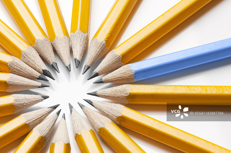 黄色铅笔中突出的蓝色铅笔图片素材