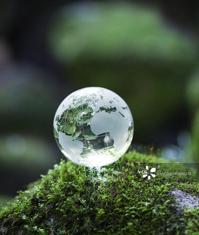苔藓岩石上的地球仪图片素材