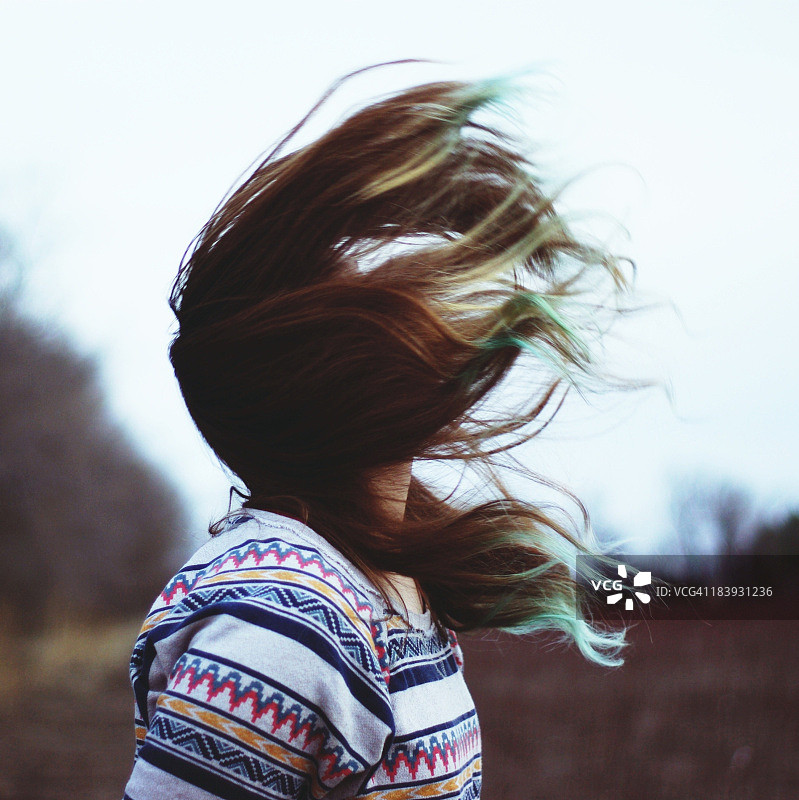 风中飘动的头发图片素材