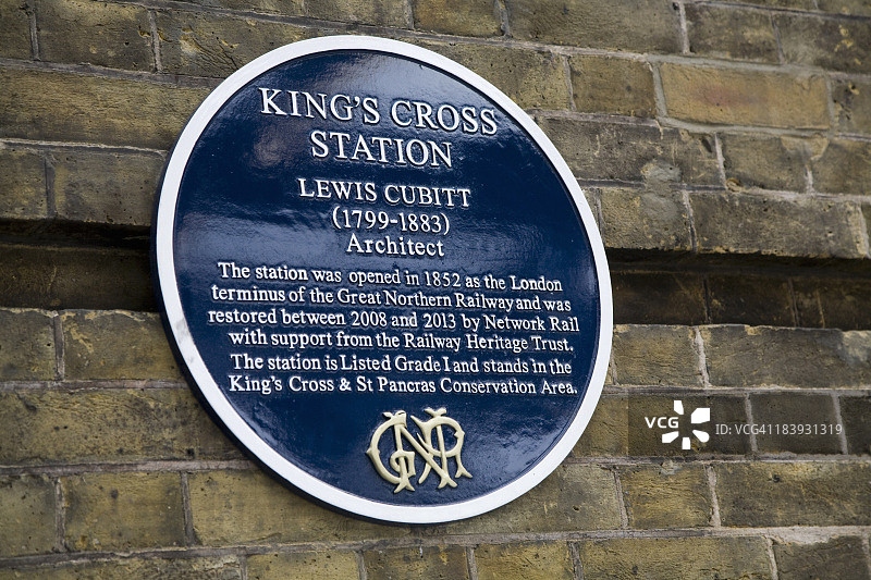 国王十字车站外的蓝色信息标志图片素材