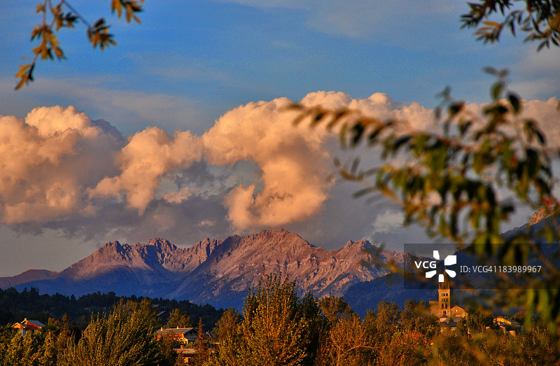 山脉上的一天结束图片素材