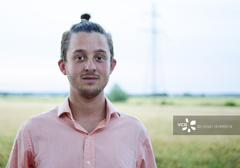 田野前方的年轻男人图片素材