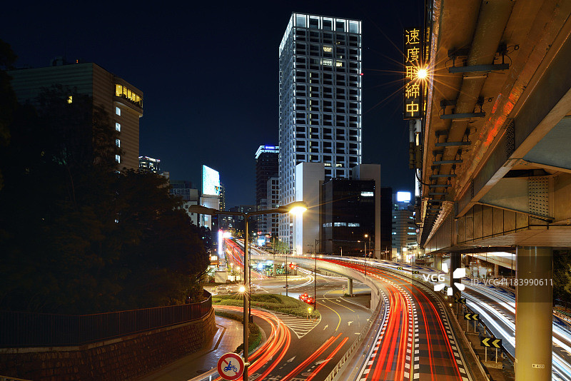 东京城市夜间车流轨迹图片素材