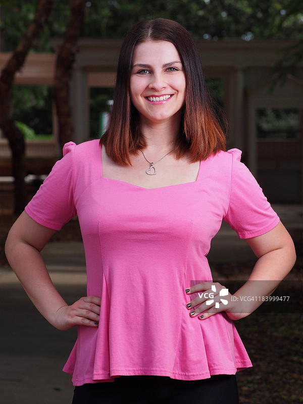穿着粉色衬衫的微笑女人图片素材