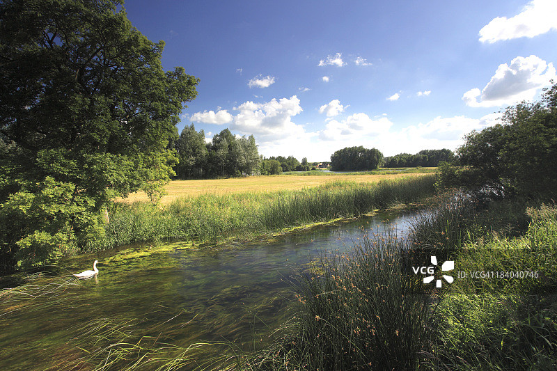 夏日风光：内内河畔的奥德温克尔村图片素材