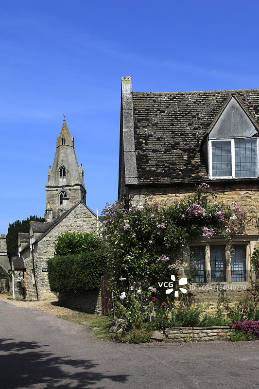 达丁顿圣玛丽教区教堂的夏日景色图片素材