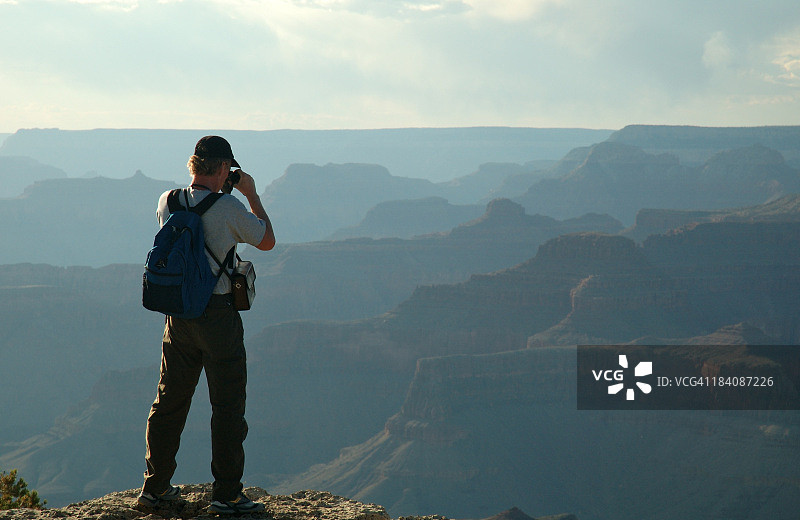 徒步旅行者用双筒望远镜观赏峡谷图片素材