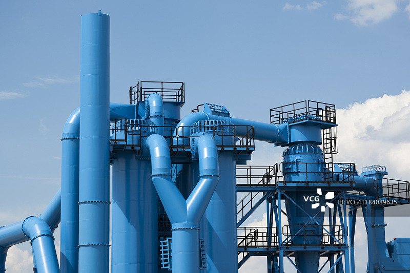 蓝色工业设施与天空图片素材