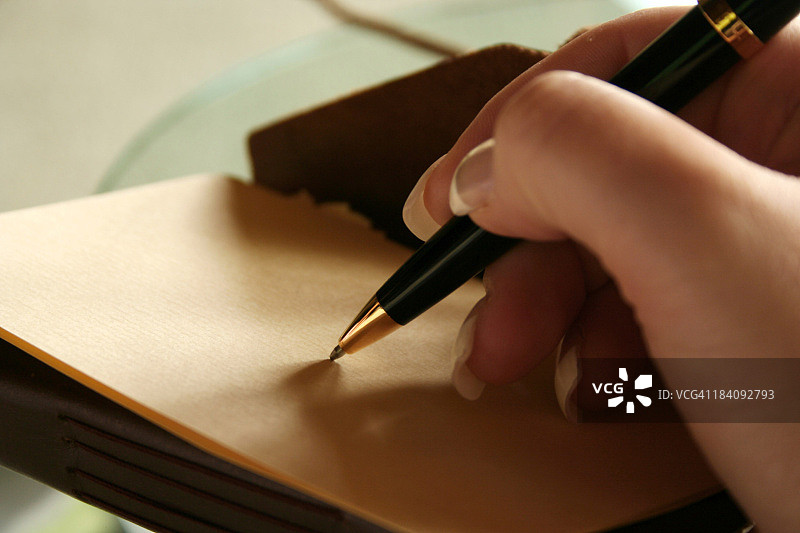 皮革装订的日记本和笔图片素材