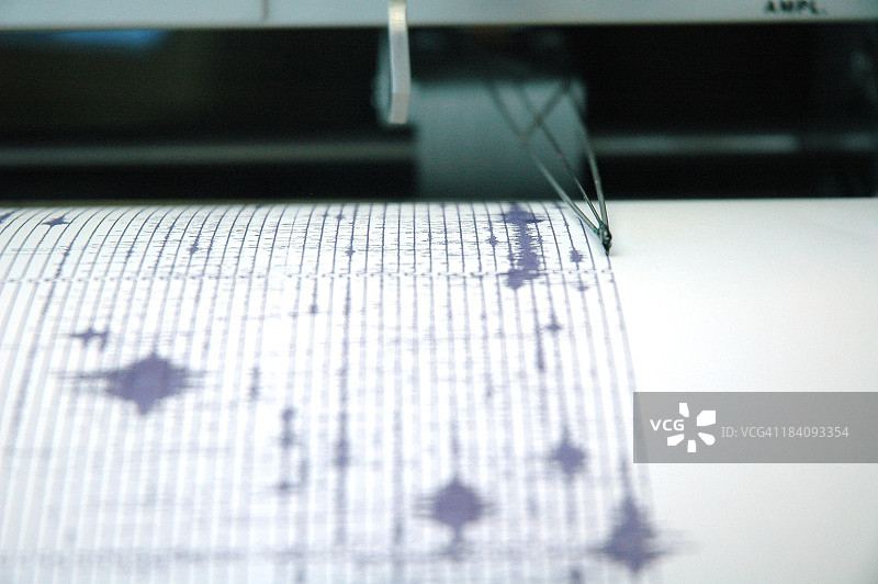 地震仪记录地震波形图图片素材