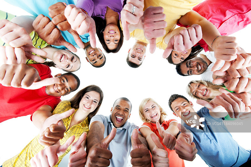 一大群人指向OK图片素材