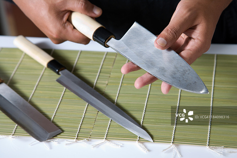 手持寿司刀图片素材